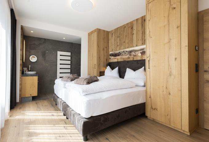 Zimmerbeispiel: Chalet Balkon oder Terrasse Bergseite Nebenhaus