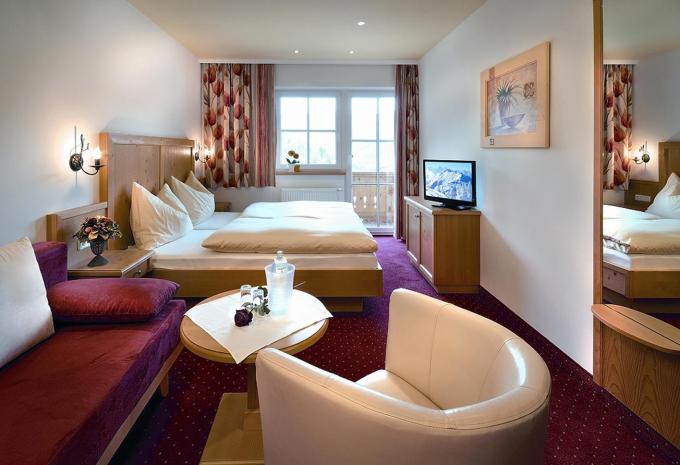 Zimmerbeispiel, Vierbettzimmer (VBZ) „Balkon oder Terrasse“ Zimmerbeispiel, Vierbettzimmer (VBZ) „Balkon oder Terrasse“