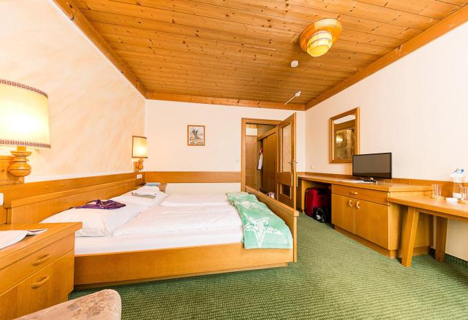 Zimmerbeispiel Familienzimmer „Standard“ Zimmerbeispiel Familienzimmer „Standard“