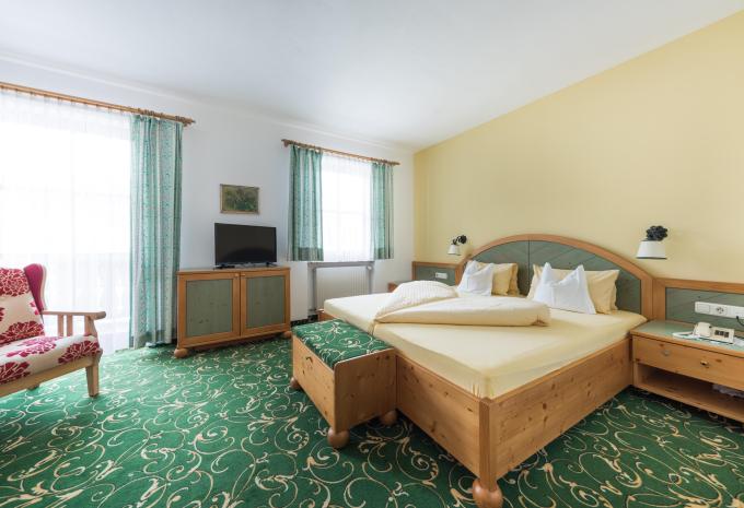 Zimmerbeispiel, Doppelzimmer (DZ) „Almrausch“ Zimmerbeispiel, Doppelzimmer (DZ) „Almrausch“