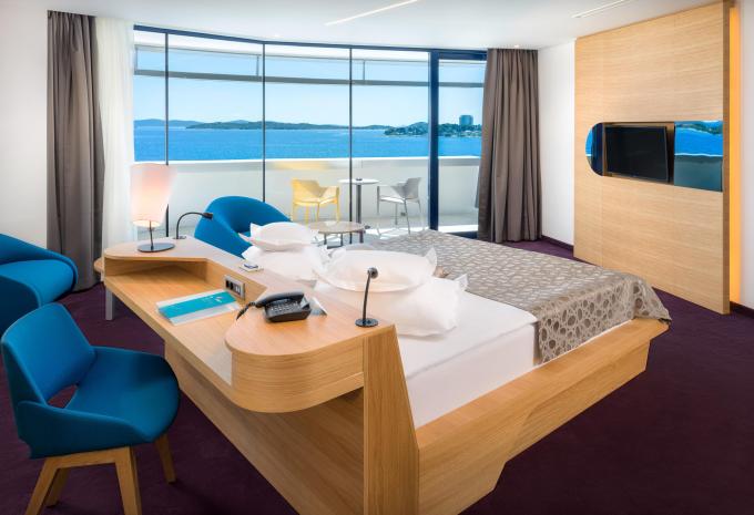 Zimmerbeispiel, Doppelzimmer (DZ) „Deluxe Balkon Meerblick“