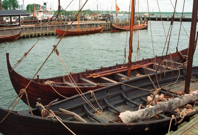 Nachbauten von Wikingerbooten