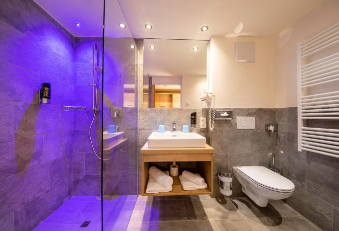 Zimmerbeispiel Deluxe Doppelzimmer Balkon "Wasserfallrausch"