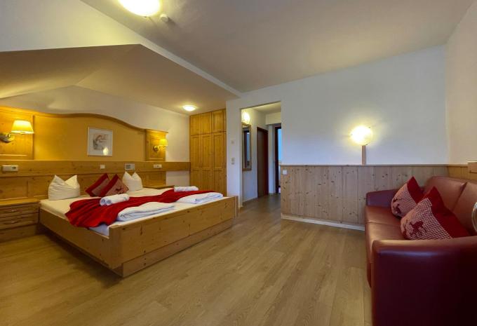 Zimmerbeispiel Vierbettzimmer Standard Balkon