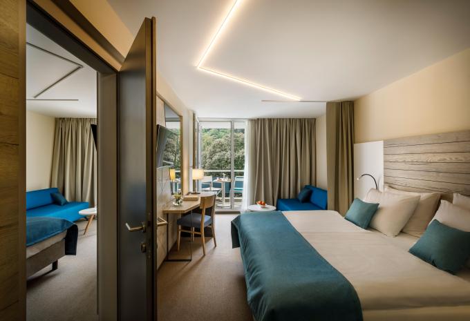 Zimmerbeispiel, Familienzimmer (FZ) „Superior Balkon Parkblick“