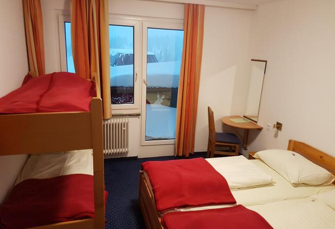 Zimmerbeispiel: Vierbettzimmer Balkon