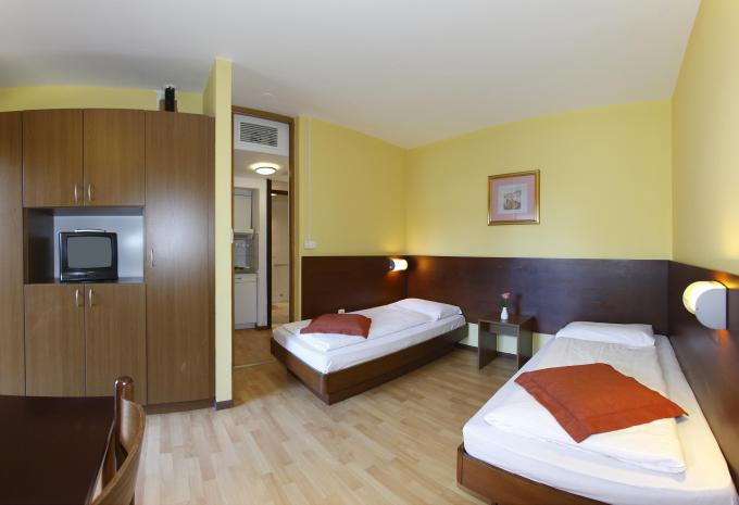 Zimmerbeispiel: FR01 Standard Familienzimmer Balkon