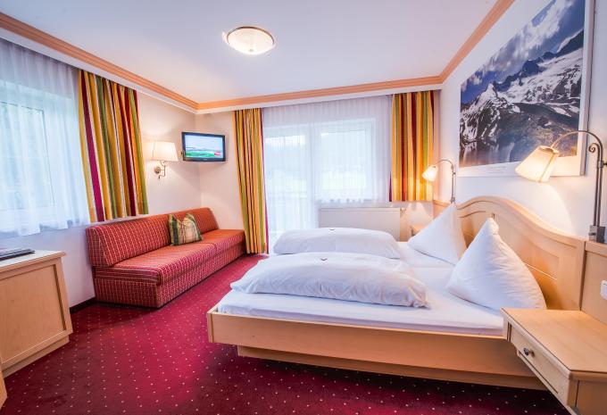 Zimmerbeispiel, Doppelzimmer (DZ) „Balkon Bergblick Smaragd“