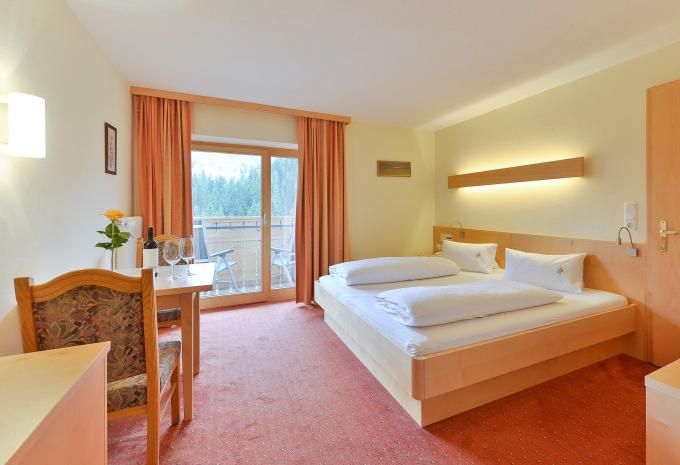 Zimmerbeispiel Doppelzimmer (DZ) „Standard Balkon“