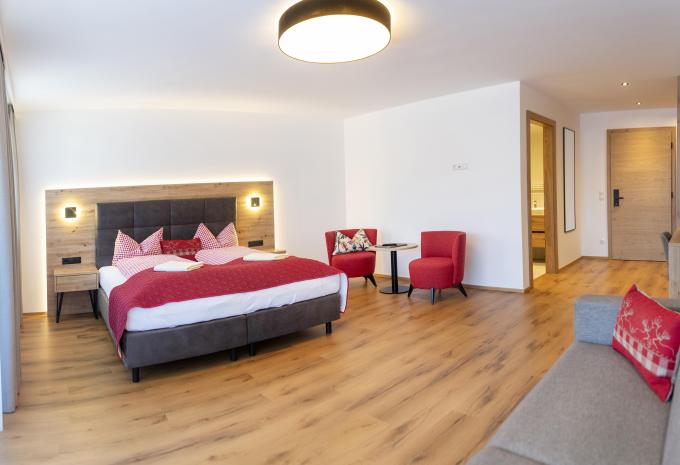 Zimmerbeispiel Deluxe Familienzimmer Balkon "Extra" Zimmerbeispiel Deluxe Familienzimmer Balkon "Extra"