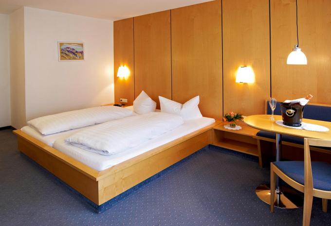 Zimmerbeispiel, Doppelzimmer (DZ) Standard Balkon «Montafon»