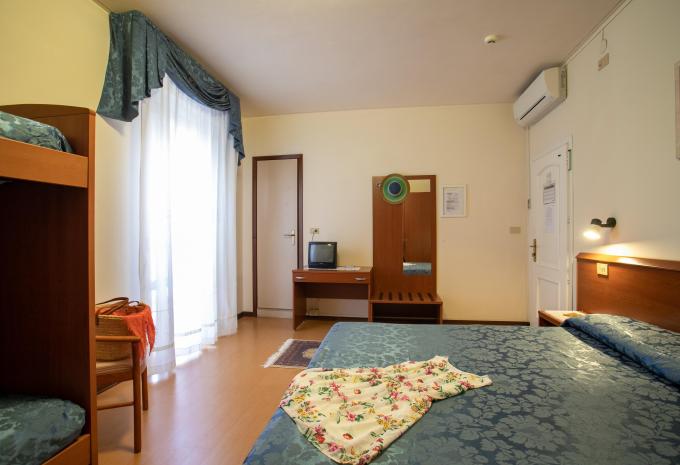 Zimmerbeispiel, Mehrbettzimmer (MBZ) „Standard Balkon“