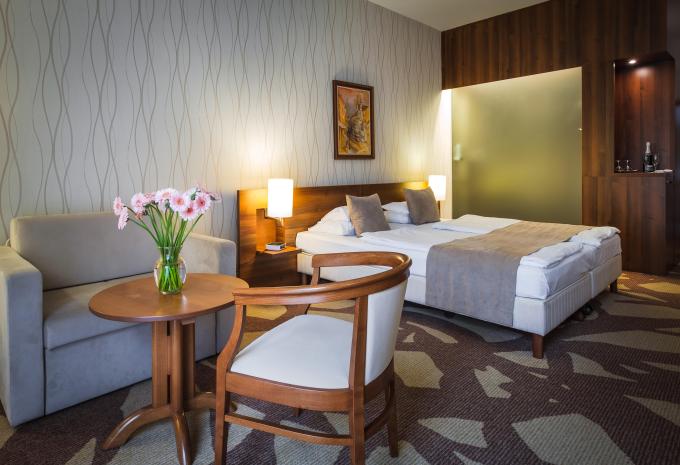 Zimmerbeispiel Doppelzimmer „Standard Balkon/Terrasse“ Zimmerbeispiel Doppelzimmer „Standard Balkon/Terrasse“