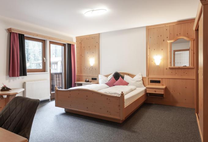 Zimmerbeispiel: Standard Vierbettzimmer Balkon