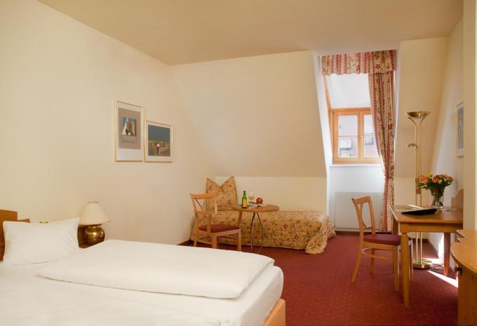 Zimmerbeispiel: Standard Doppelzimmer Gartenblick "Gutshof"