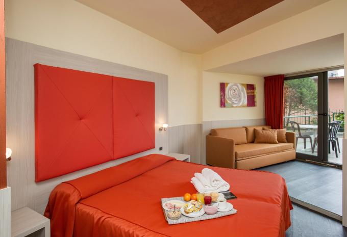 Zimmerbeispiel, Dreibettzimmer (DBZ) „Superior Balkon“