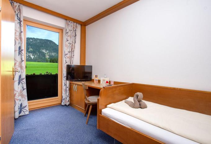 Zimmerbeispiel: Einzelzimmer Balkon