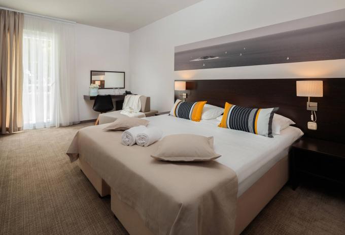 Zimmerbeispiel, Dreibettzimmer Superior Balkon seitlicher Meerblick