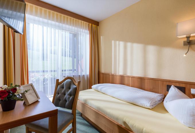 Zimmerbeispiel Einzelzimmer „Standard Balkon“