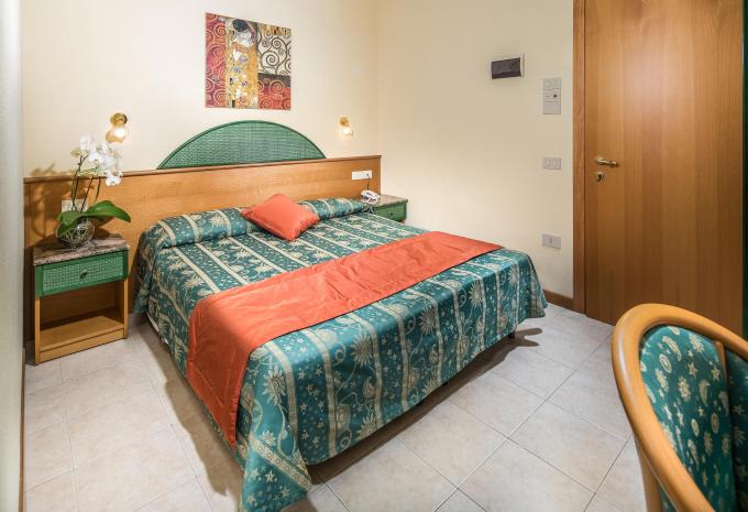 Zimmerbeispiel: Doppelzimmer „Balkon“