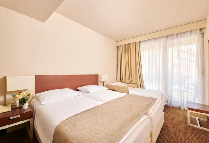 Zimmerbeispiel, Dreibettzimmer (DBZ) „Balkon C3B“