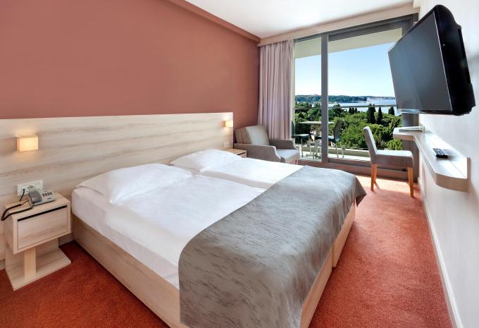 Zimmerbeispiel, Doppelzimmer (DZ) „mit Verbindungstür Balkon Parkseite V4BP“