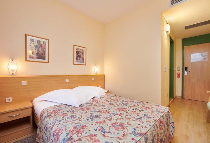 Zimmerbeispiel, Doppelzimmer (DZ) „Economy Balkon/Terrasse Parkblick E2BPF“