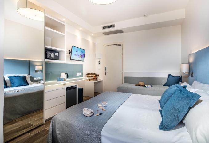 Zimmerbeispiel Dreibettzimmer Balkon "Marine"