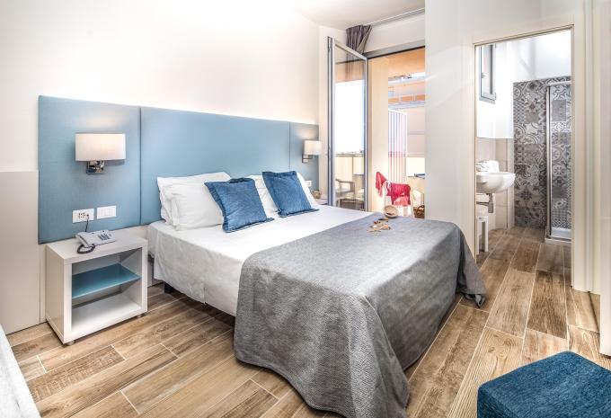 Zimmerbeispiel Dreibettzimmer Balkon "Marine"