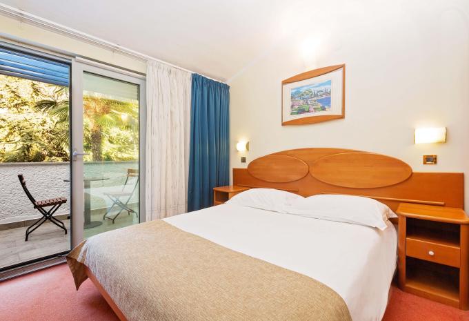 Zimmerbeispiel, Dreibettzimmer Superior Balkon Meerseite "S3BN"