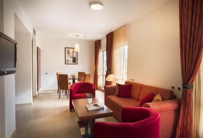 Zimmerbeispiel, Suite (SU) „2+2 Balkon STAPB“