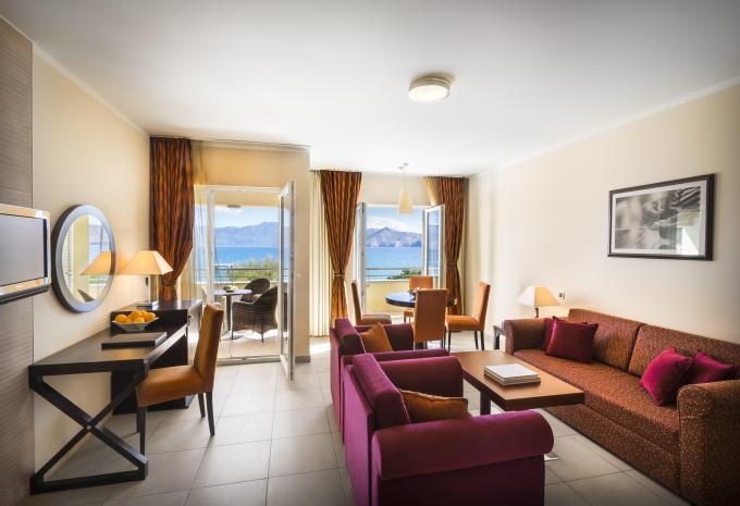 Zimmerbeispiel, Suite (SU) „Meerblick 2+2 Balkon SUAPB“