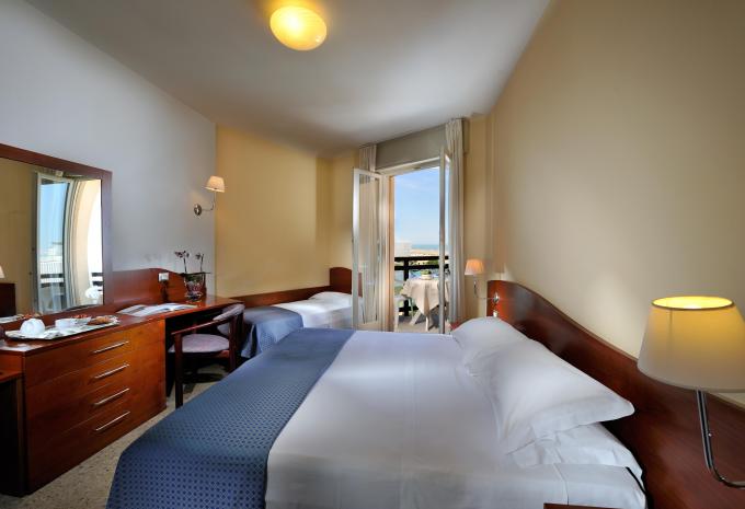 Zimmerbeispiel, Dreibettzimmer (DBZ) „Balkon“