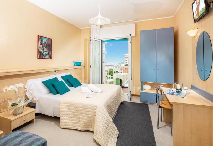 Zimmerbeispiel Doppelzimmer „Classic seitlicher Meerblick“