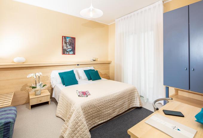 Zimmerbeispiel Dreibettzimmer „Classic seitlicher Meerblick“