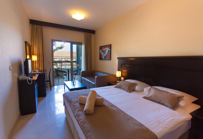 Zimmerbeispiel, Superior Doppelzimmer Balkon oder Terrasse Meerseite