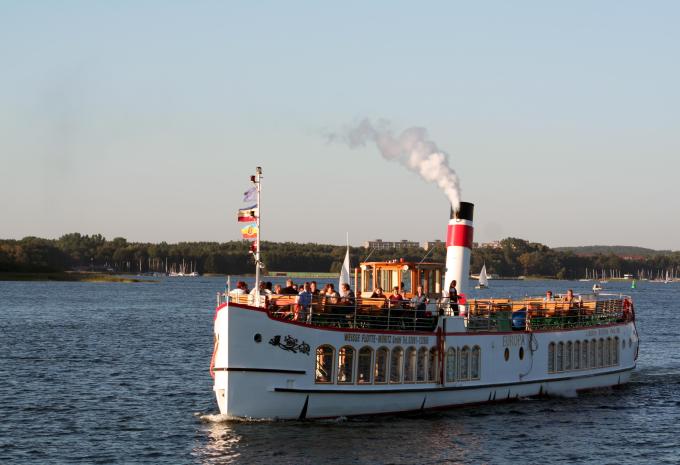 Seen- & Kanalfahrt Weisse Flotte