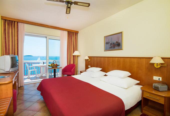 Zimmerbeispiel, Doppelzimmer Comfort Balkon seitlicher Meerblick