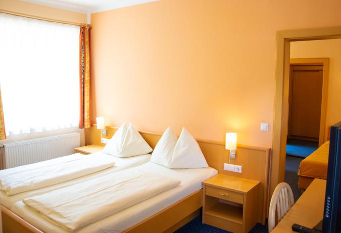 Zimmerbeispiel, Dreibettzimmer (DBZ) „Balkon“