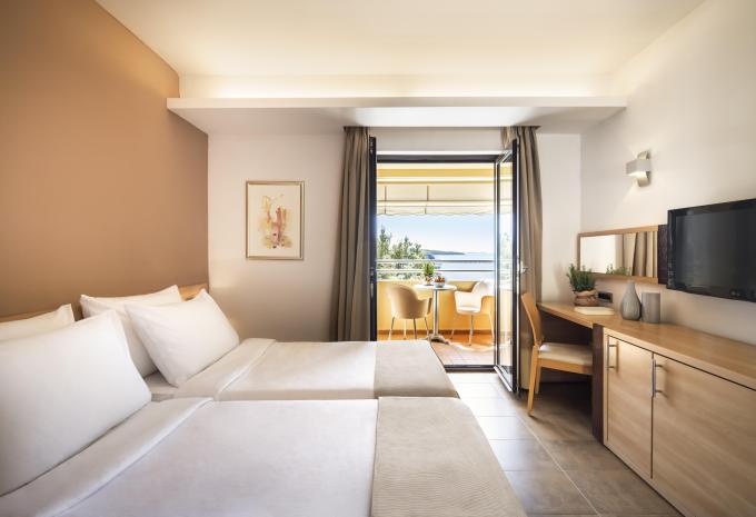 Zimmerbeispiel: FR01 Standard Familienzimmer Balkon oder Terrasse FC2