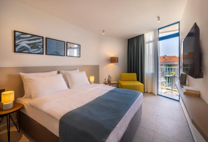 Zimmerbeispiel, Doppelzimmer (DZ) „Superior Schlafsofa 1 Person Balkon/Terrasse Meerseite B21“