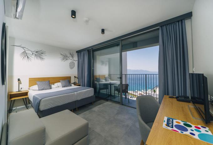 Zimmerbeispiel Doppelzimmer „Comfort Balkon Meerblick COMS“