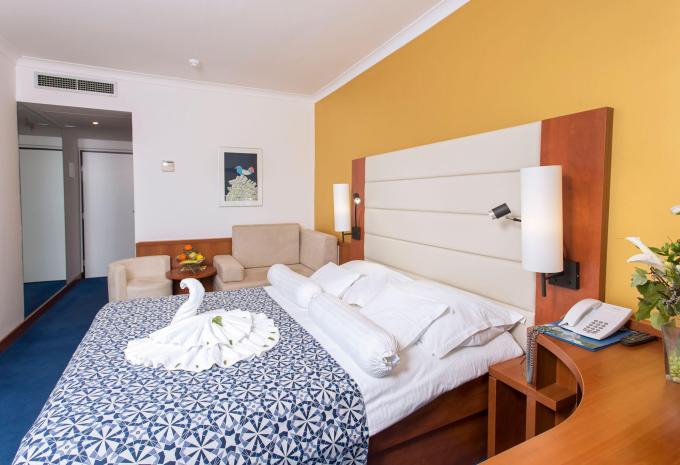 Zimmerbeispiel, DB01 Comfort Doppelzimmer Balkon seitlicher Parkblick