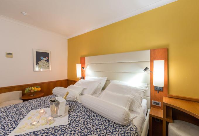 Zimmerbeispiel, DB03 Premium Doppelzimmer Balkon Meerblick