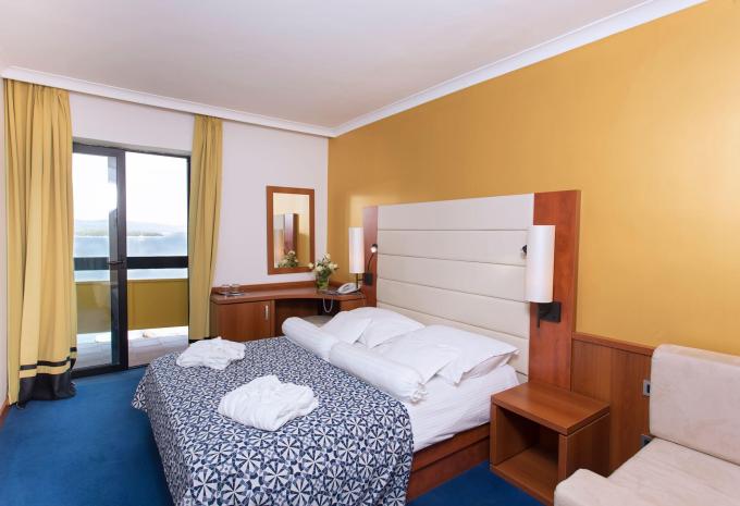 Zimmerbeispiel, DB02 Superior Doppelzimmer Balkon Meerblick