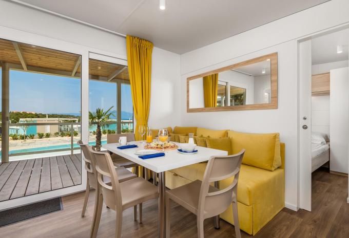 Zimmerbeispiel, Mobile Home Deluxe Terrasse mit Pool