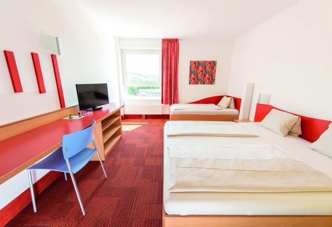 Zimmerbeispiel: Basic Standard Dreibettzimmer "Storchenwiese"