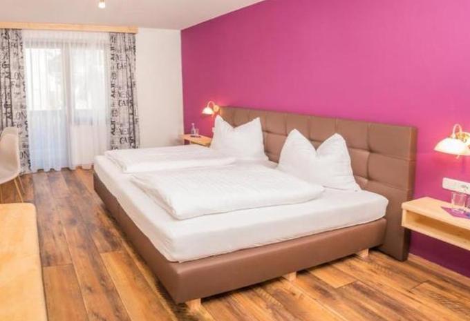 Zimmerbeispiel Standard Doppelzimmer Balkon Bergblick