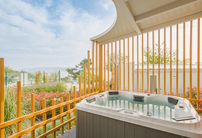 Zimmerbeispiel, Premium Mobile Home Jacuzzi Terrasse "Relax Salumbra"
