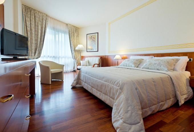 Zimmerbeispiel, Dreibettzimmer (DBZ) „Deluxe Balkon“